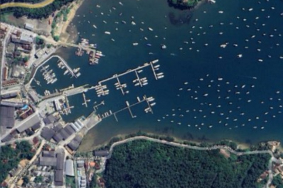 Foto aérea de marina. Justiça determina demolição de estruturas de marina sobre praia em Ubatuba