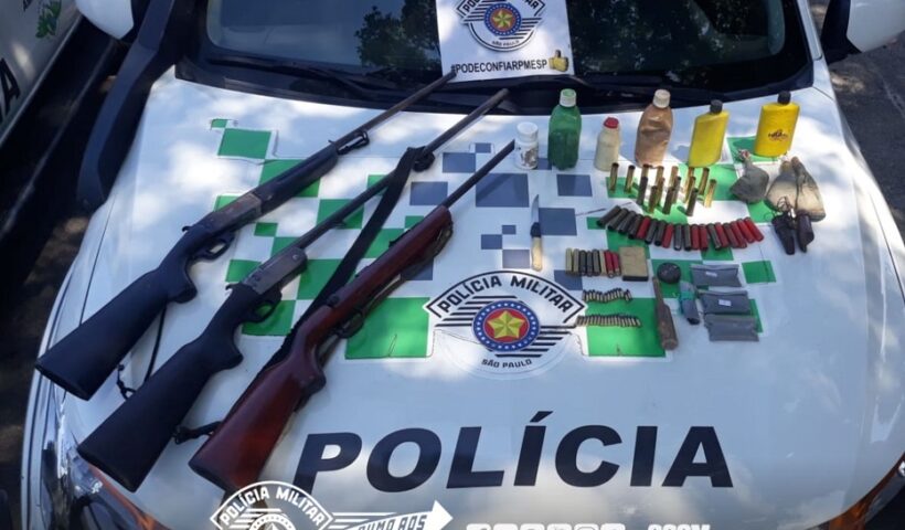 Armas apreendidas. PM Ambiental de Ubatuba apreende armas ilegais e prende homem foragido da justiça
