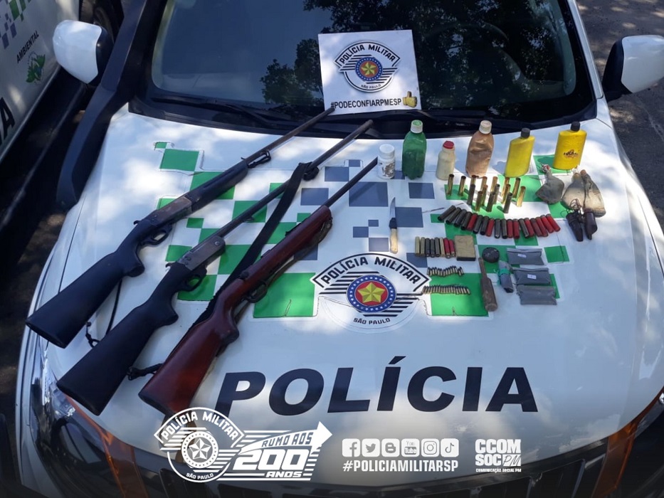 Armas apreendidas. PM Ambiental de Ubatuba apreende armas ilegais e prende homem foragido da justiça