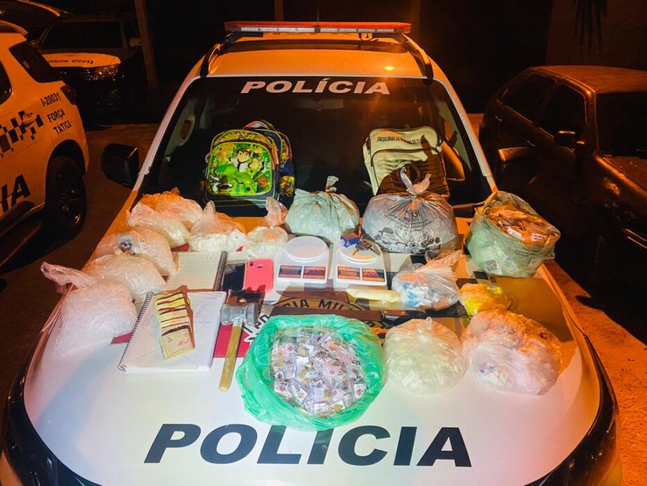 Viatura da polícia com drogas no capô para exibição. PM prende suspeitos de tráfico de drogas e foragido da justiça, no Litoral Norte