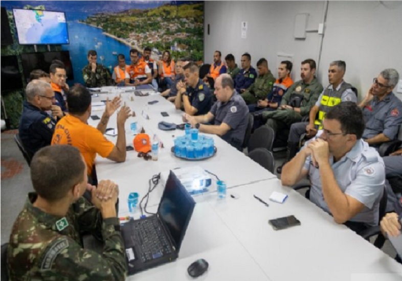 Membros do Gerenciamento de crise. Prefeitura de São Sebastião vai abrir acesso para retomada de buscas na Baleia Verde
