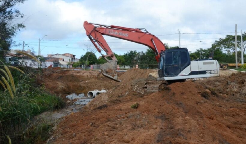 Escavadeira em obra de esgoto. São José investe menos em saneamento do que as 20 piores cidades do Brasil que oferecem o serviço, diz o Trata Brasil. Investimento é o maio gargalo