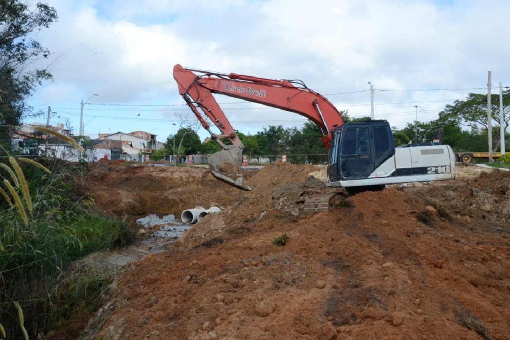 Escavadeira em obra de esgoto. São José investe menos em saneamento do que as 20 piores cidades do Brasil que oferecem o serviço, diz o Trata Brasil