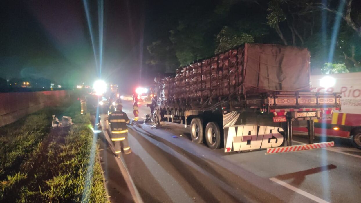 Homem fica preso nas ferragens em acidente envolvendo dois caminhões na via Dutra em Caçapava