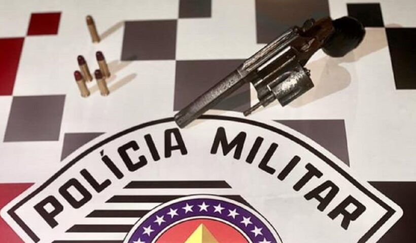 Polícia prende homem por porte ilegal de arma de fogo na rodoviária de Cruzeiro
