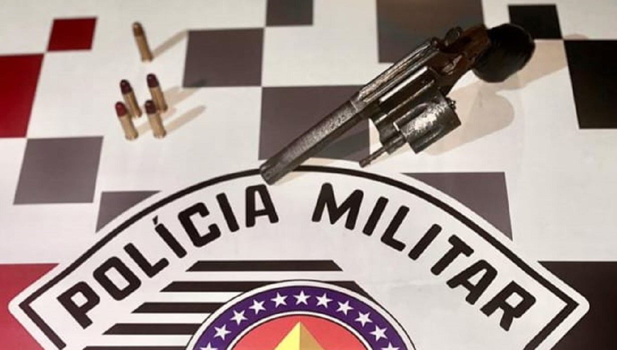 Homem é preso por porte ilegal de arma de fogo em Cruzeiro