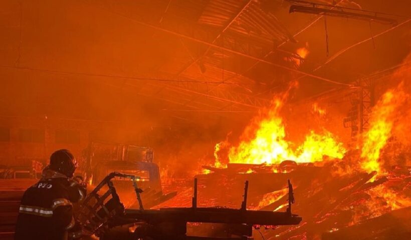 Incêndio destrói galpão de madeireira em Pindamonhangaba