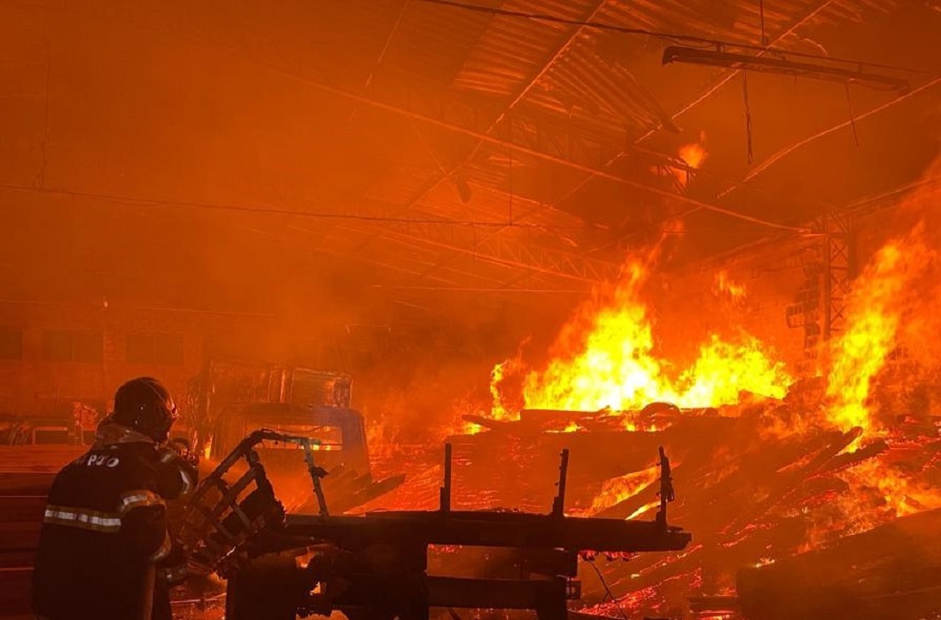 Incêndio destrói galpão de madeireira em Pindamonhangaba
