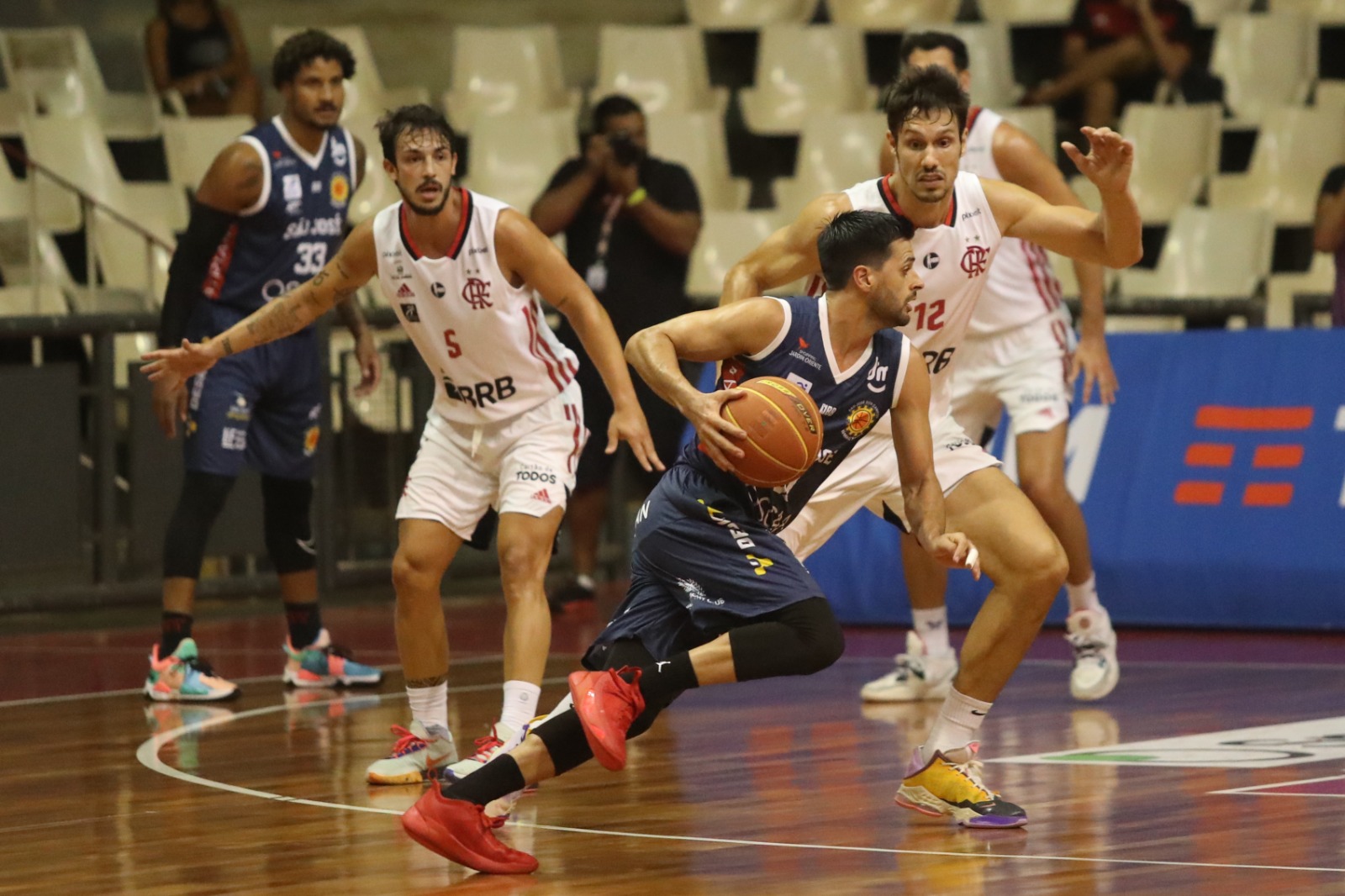 Jogo entre São José Basketball e Flamengo pelo NBB