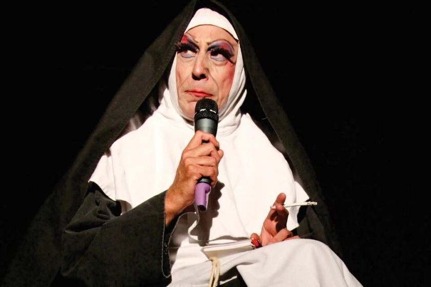 Humorista Octávio Mendes com sua peça 'Irmã Selma'