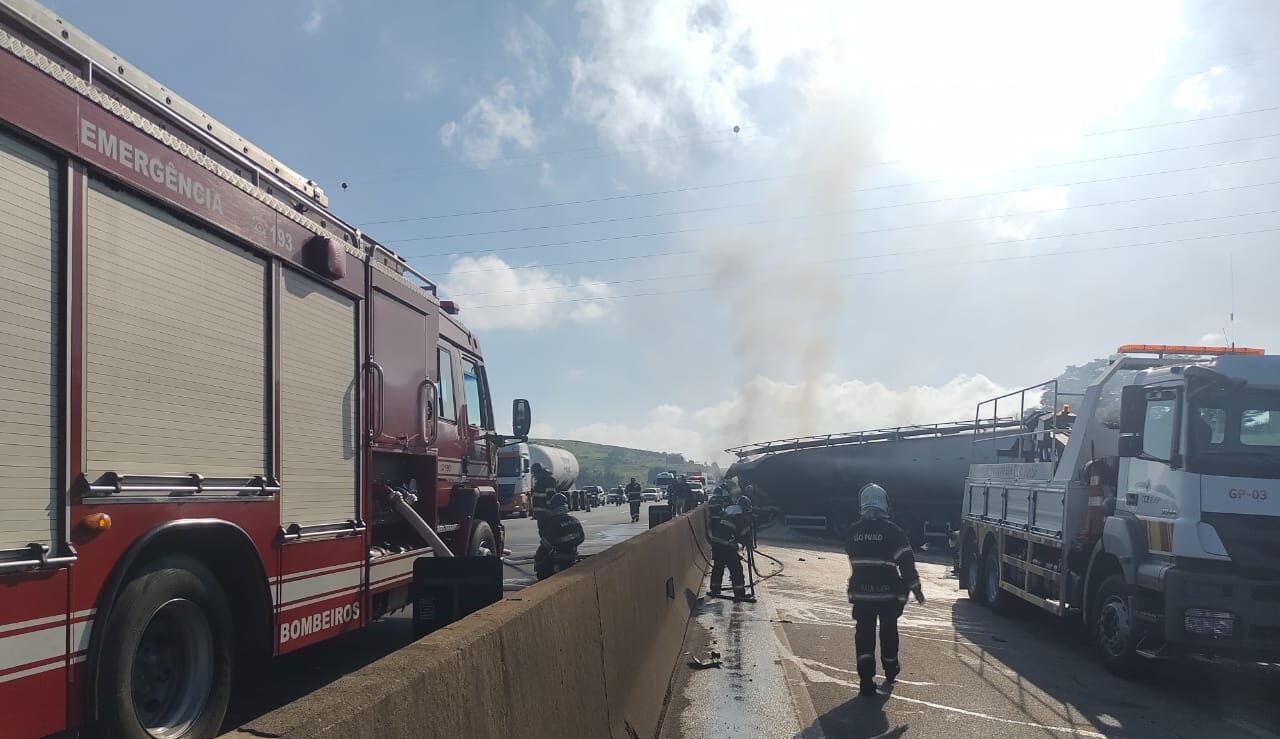 Acidente envolvendo caminhão carregado com trigo gera 3 km de congestionamento na Via Dutra