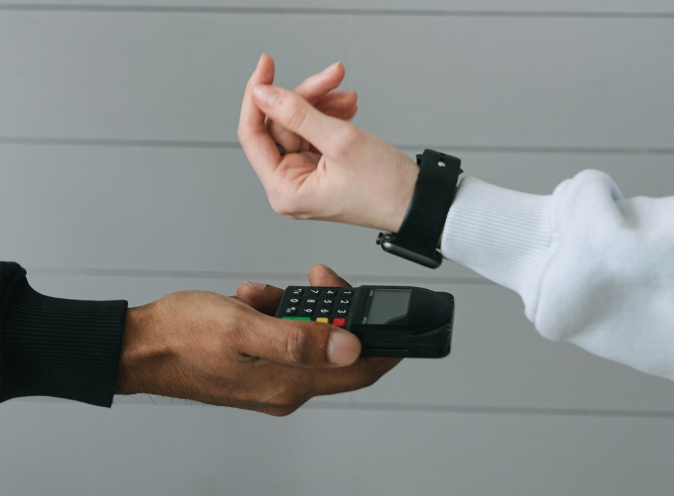 Pessoa fazendo pagamento eletrônico entre celular e maquininha de cartão. CBN Inovação: Comportamento do consumidor foi moldado pela velocidade da comunicação