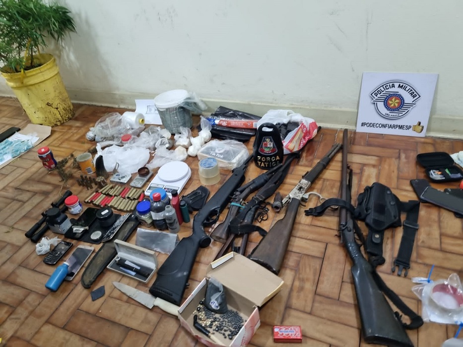 Armas. Operação Policial apreende grande quantidade de armas e drogas em Cunha; quatro suspeitos foram presos