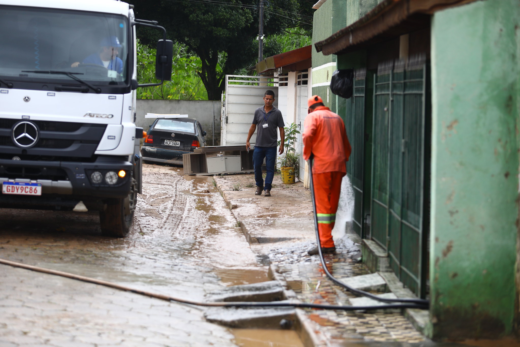 Equipes da Prefeitura ajudam moradores que foram afetados pela forte chuva que caiu em São José dos Campos na tarde desta terça-feira (28)