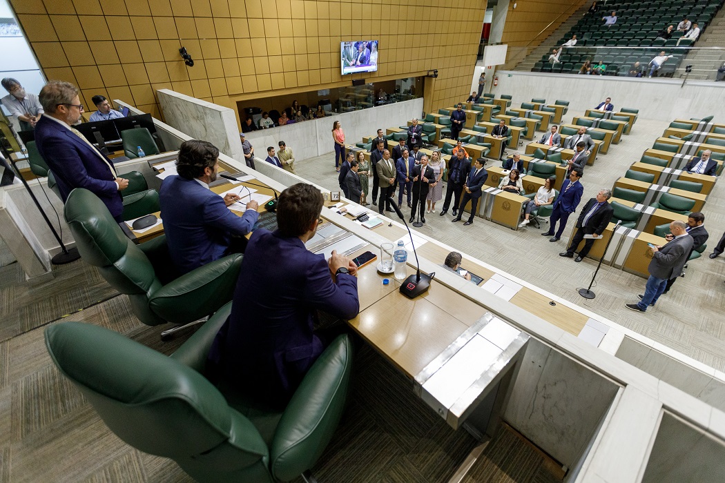 Deputados da Alesp derrubam veto de tarcísio de feitas sobre projeto sobre autismo