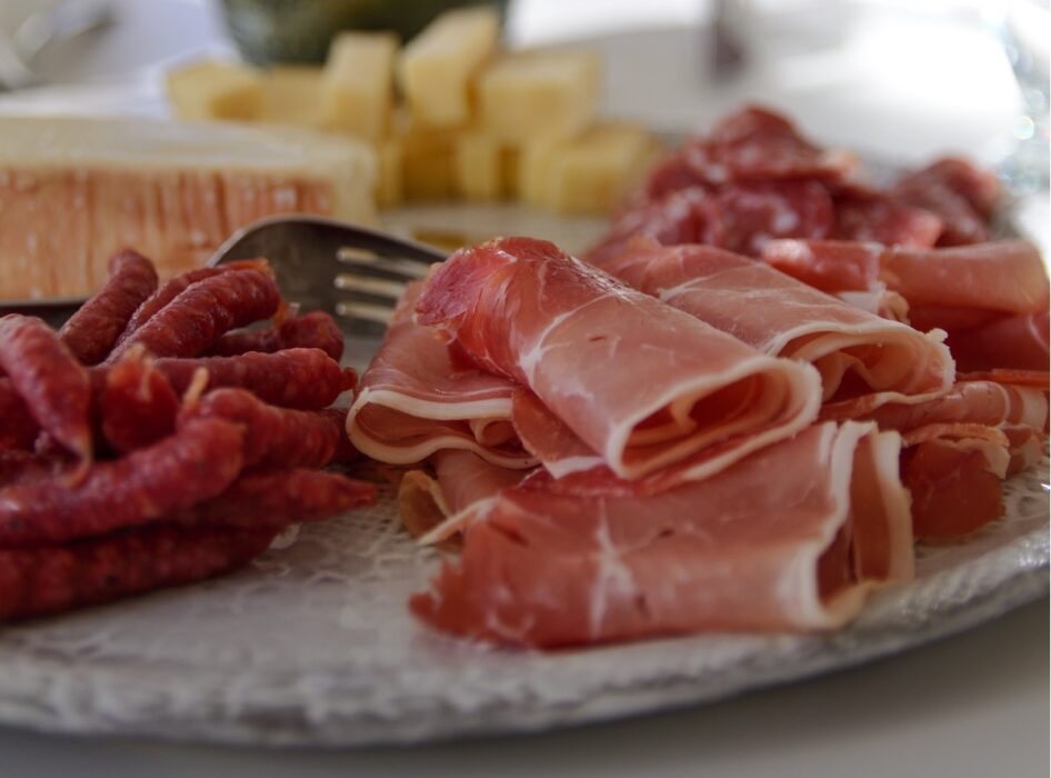 Agência europeia alerta para composto cancerígeno encontrado em alimentos consumidos no dia a dia