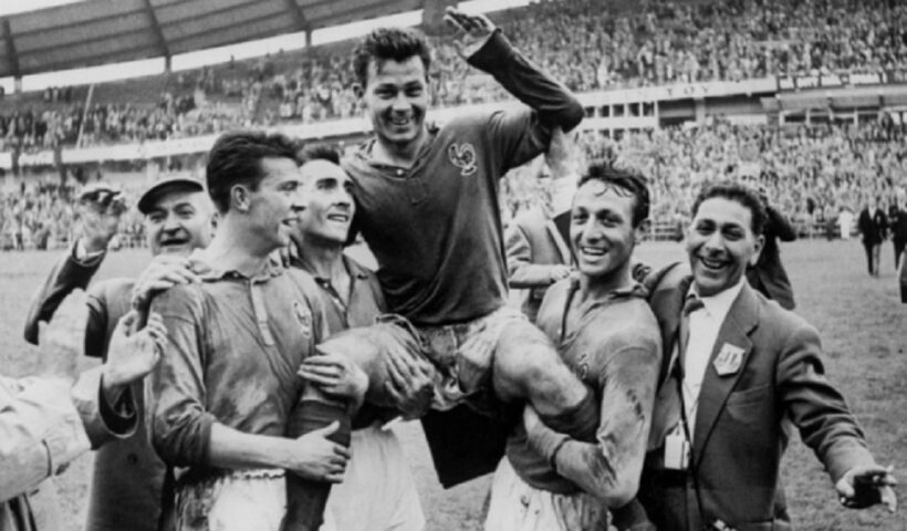 Just Fontaine sendo carregado na copa da Suécia