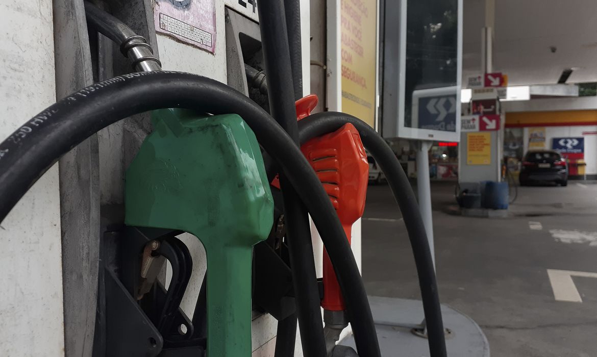 carro sendo abastecido em posto. Governo anuncia aumento no preço dos combustíveis a partir de hoje, com a volta parcial de cobrança de impostos