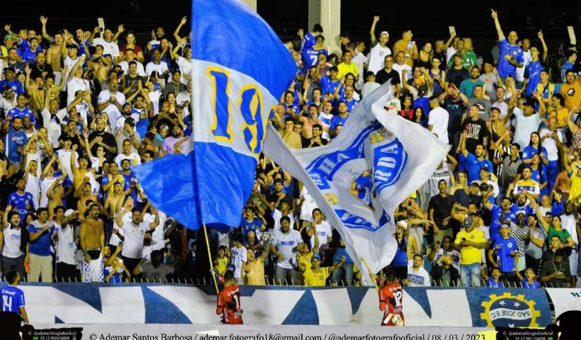 Torcida da Águia do Vale comemora vitória sobre o Marília no Martins Pereira