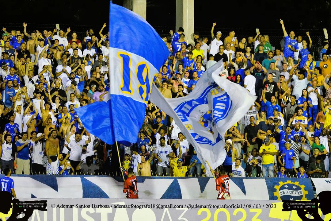 Torcida da Águia do Vale comemora vitória sobre o Marília no Martins Pereira