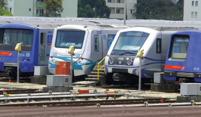 Trens do metro parados em estação. Metroviários encerram greve após acordo com Governo de SO
