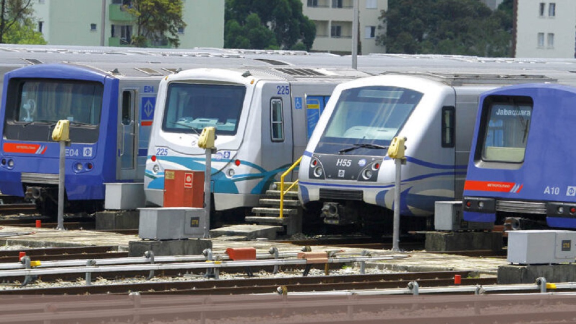 Trens do metro parados em estação. Metroviários encerram greve após acordo com Governo de SO