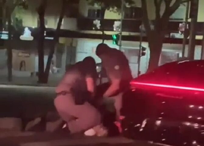 MC Paiva sendo detido por PMs de São José dos Campos