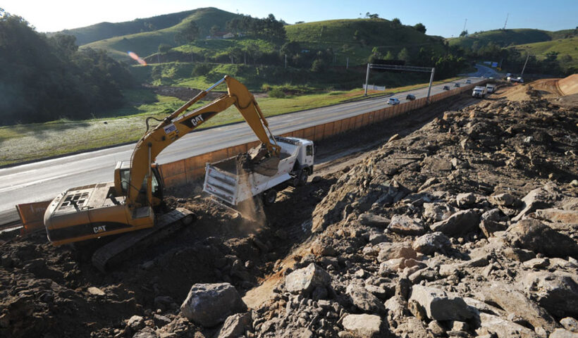 Maquinários em obras de desmonte de rochas. interdições de pista estão previstas na Rodovia dos Tamoios