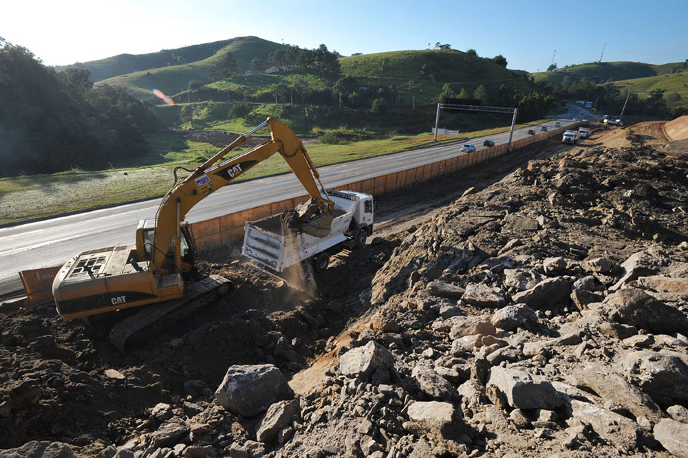 Maquinários em obras de desmonte de rochas. interdições de pista estão previstas na Rodovia dos Tamoios