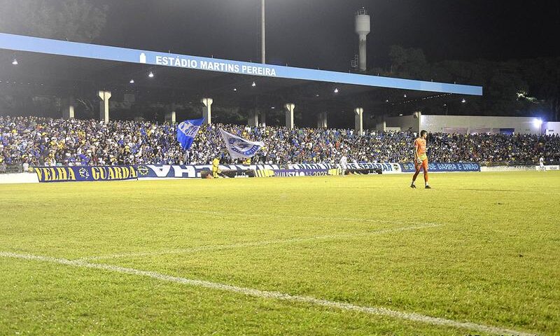 Estádio Martins Pereira lotado no jogo contra o Marília, no último dia 8.