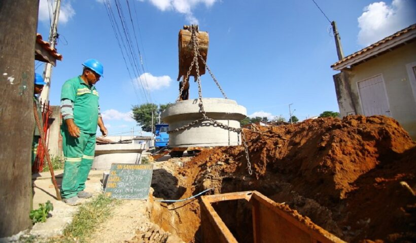 Funcionários da prefeitura de SJC trabalham em obra de saneamento. Trata Brasil divulgou relatório 2023