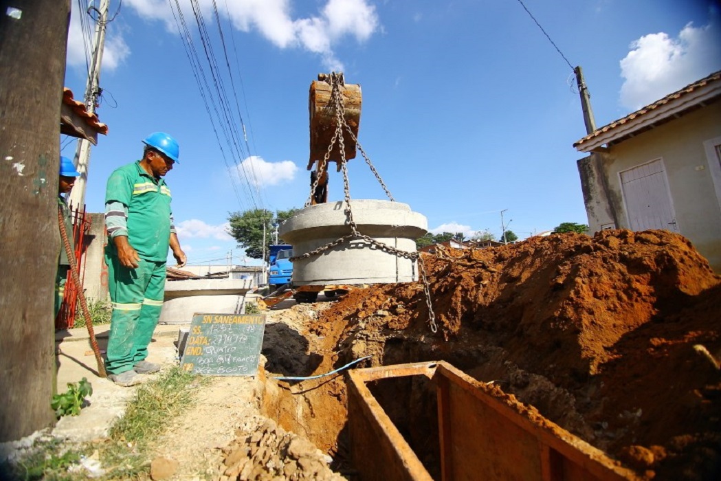 Funcionários da prefeitura de SJC trabalham em obra de saneamento. Trata Brasil divulgou relatório 2023