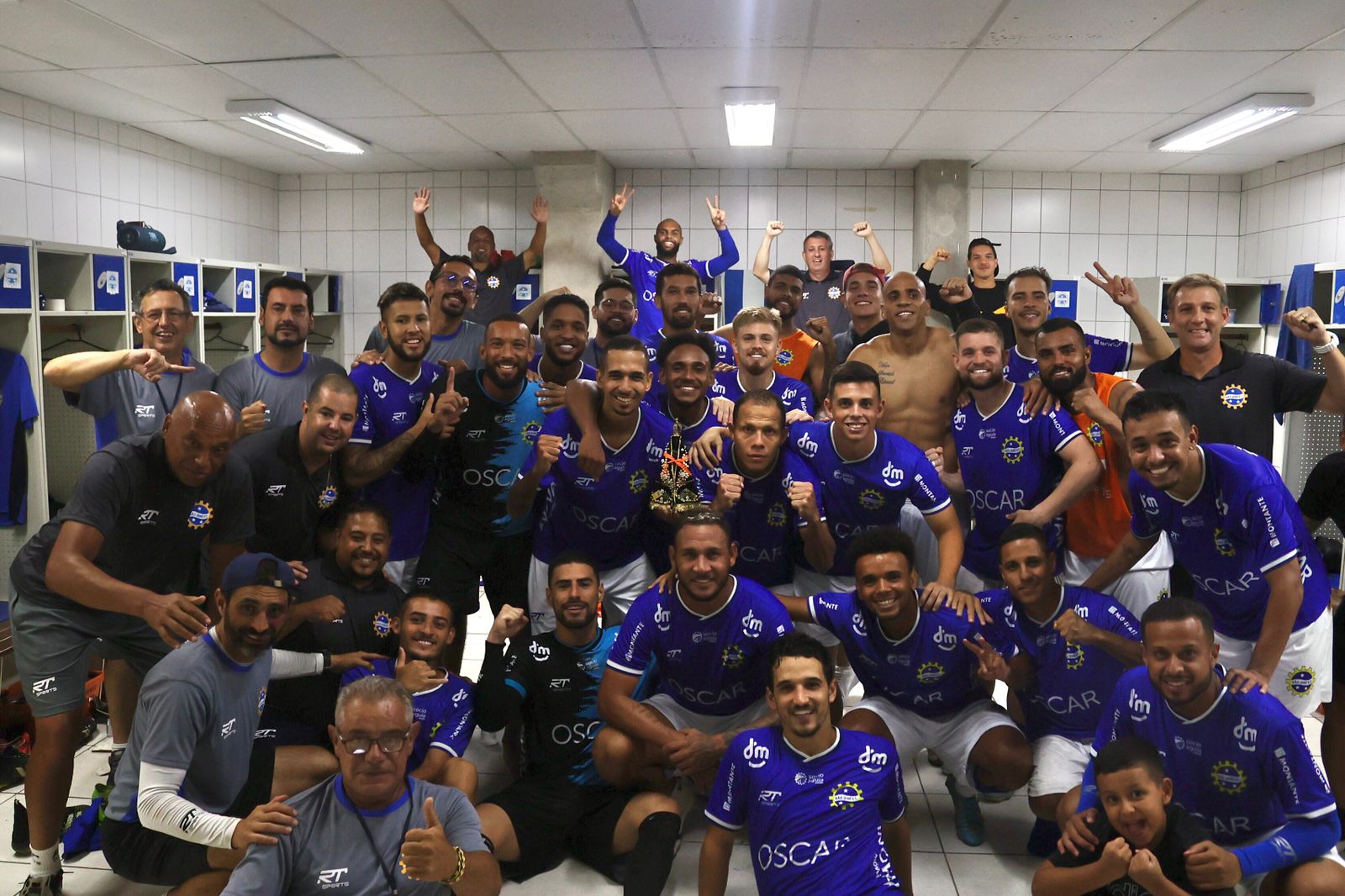 Jogadores do São José EC comemoram mais uma vitória na Série A-3