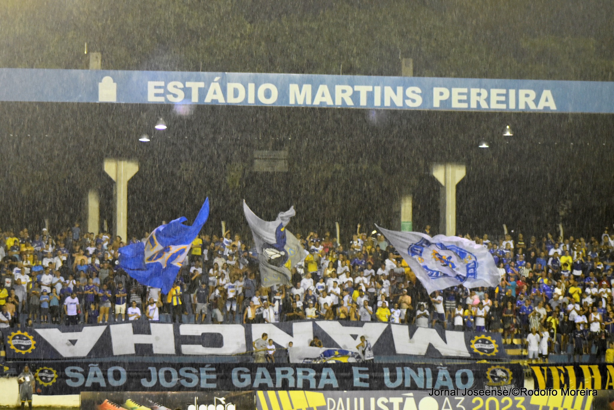 Torcida do São José EC presente no jogo contra o Votuporanguense, onde mais de 3.586 torcedores estiveram presentes no Martins Pereira