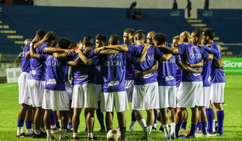 Jogadores do São José EC reunidos antes de jogo no Martins Pereira