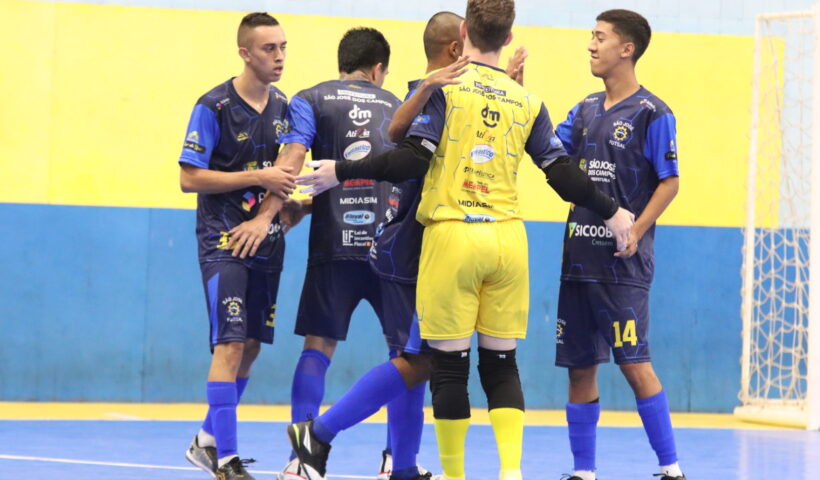 Jogadores do São José Futsal durante o amistoso contra o AACR/Ribeirão, em São José dos Campos
