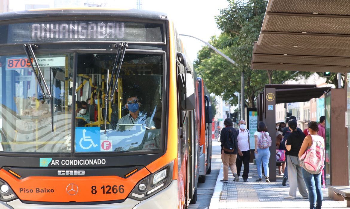 Estado de São Paulo retira exigência do uso de máscara facial no transporte público