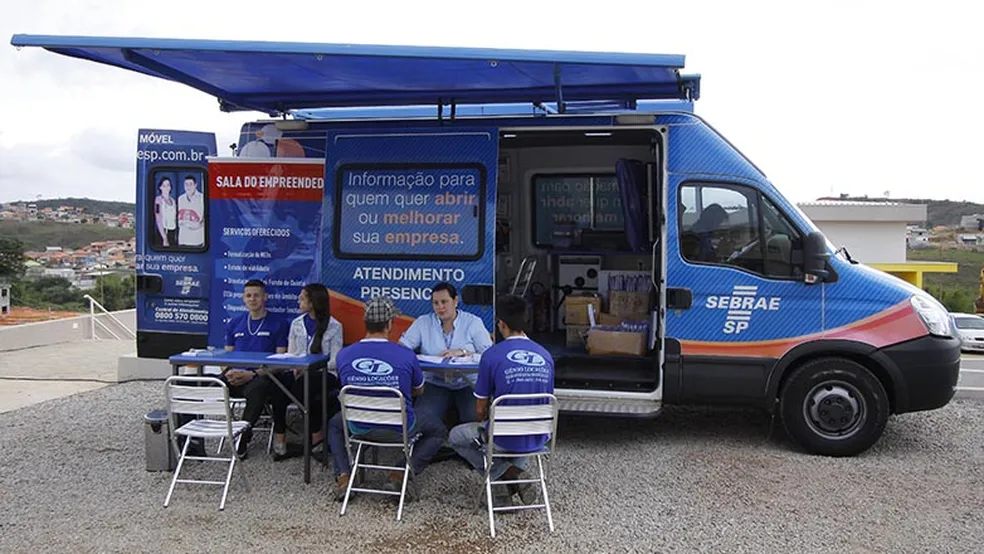Veículo do Sebrae Móvel em atendimento