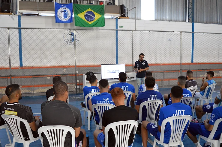 Atletas do Taubaté Futsal durante pré-temporada no Ginásio da Villa Aparecida