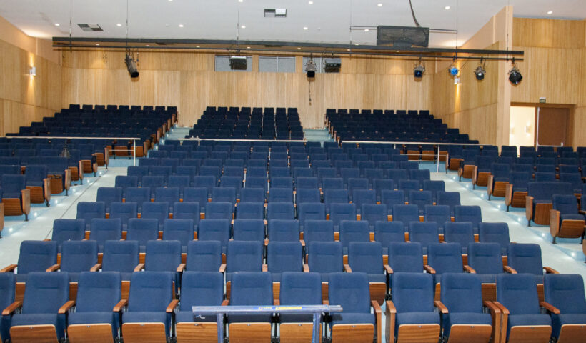 Teatro Municipal de Ubatuba está localizado na Praça Exaltação da Santa Cruz, N°22, na região central do município