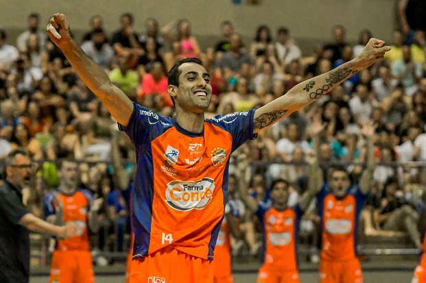 Ponteiro Douglas Souza em ação pelo Vôlei São José