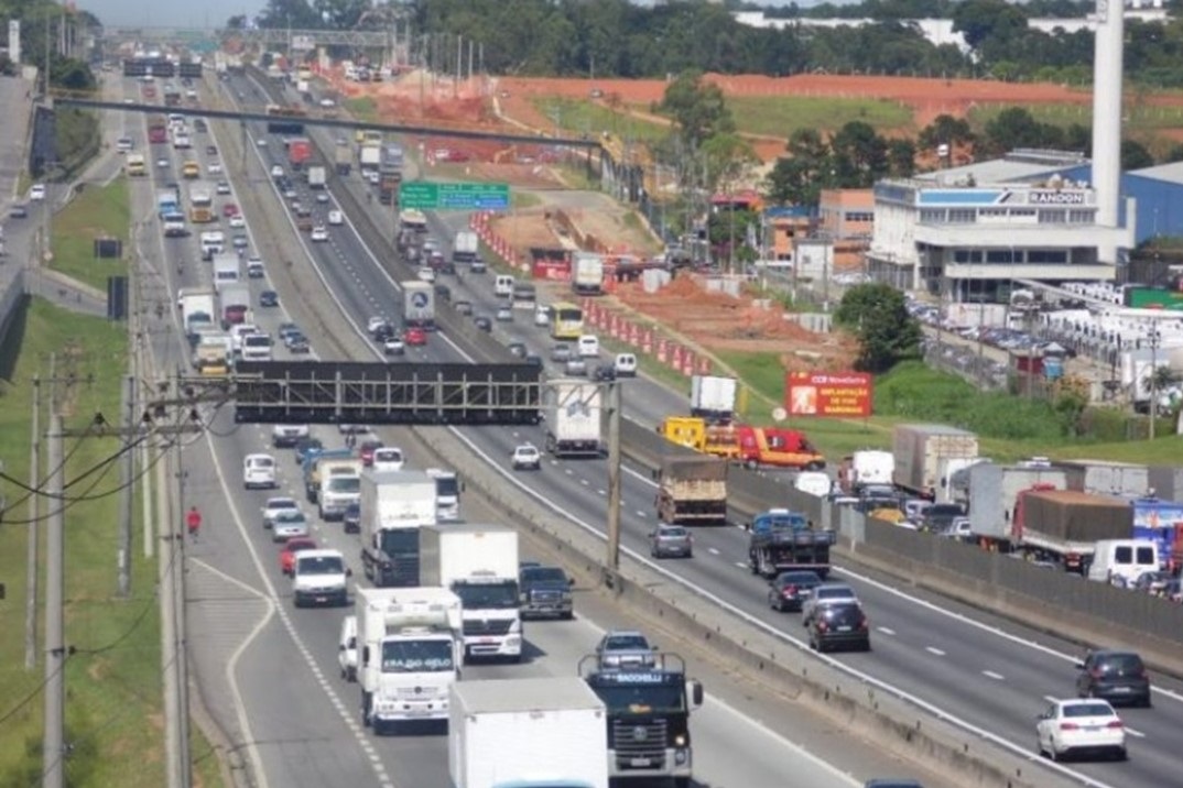 Acidente na Dutra, em São José dos Campos provoca lentidão na manhã desta sexta (28)