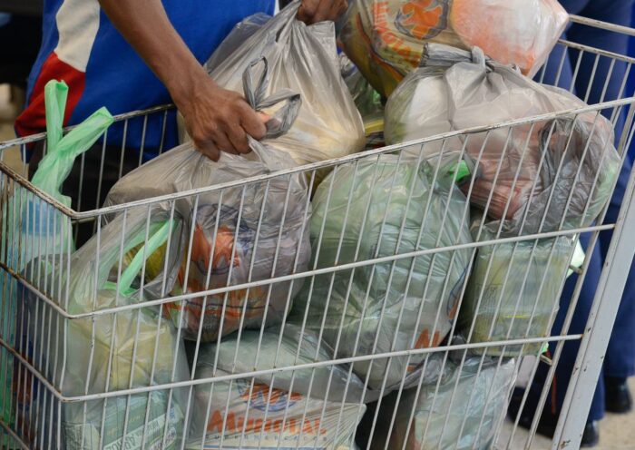Carrinho de supermercado com compras. Cesta básica no Vale do Paraíba tem alta de 1,39% no mês de março de 2023, aponta Nupes