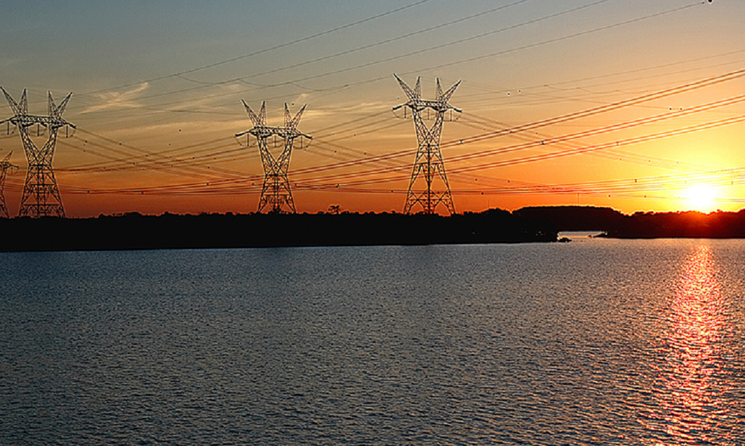 Torres de energia. A conta de luz continua com bandeira tarifária verde para todos os consumidores neste mês de abril