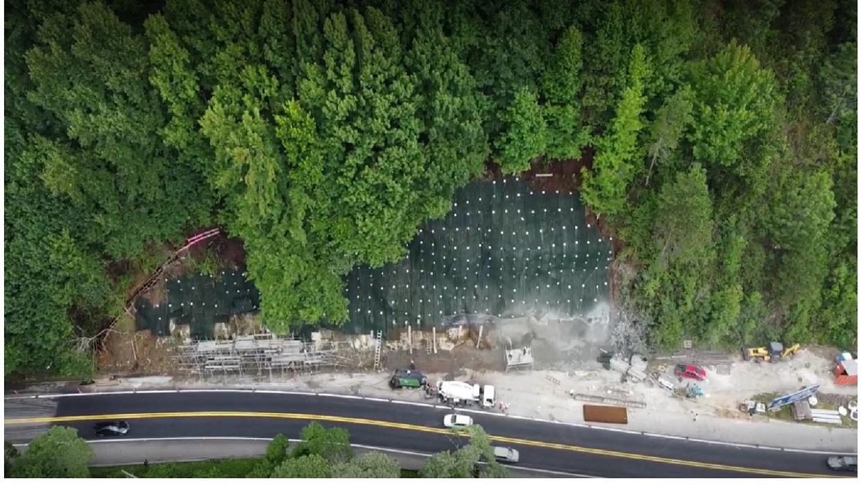 Foto aérea de obra. DER finaliza obras de contenção na Rodovia Floriano Rodrigues Pinheiro, em Campos do Jordão