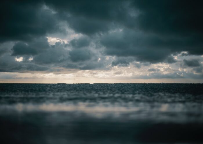 Nuvens pesadas no horizonte de uma praia. ciclone extratropical deve atingir São Sebastião nesta semana