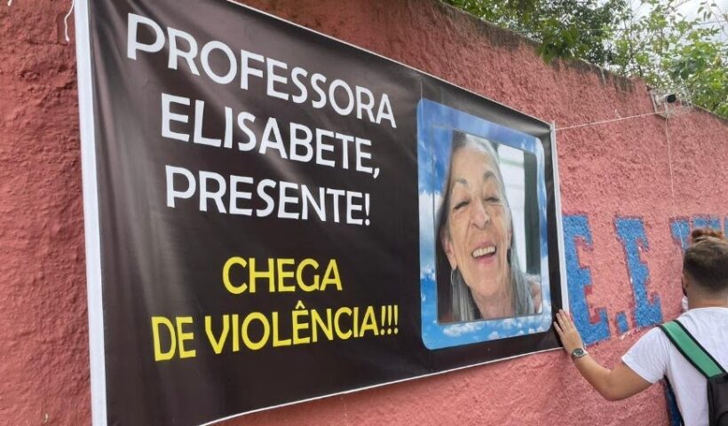 cartaz com foto de professora morta em escola de São Paulo. Governo abre canal para receber denúncias de ataques em escolas