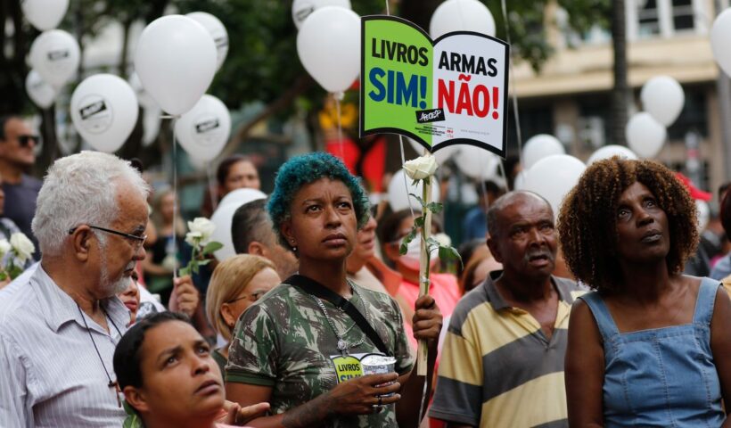 São Paulo (SP), 29/03/2023 - Professores de São Paulo protestam contra a violência nas escolas em frente à Secretaria de Educação, na Praça da República, após o ataque na escola Thomazia Montoro.