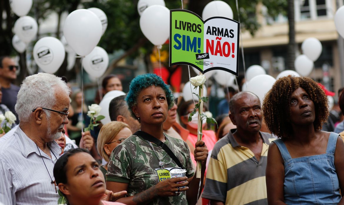 São Paulo (SP), 29/03/2023 - Professores de São Paulo protestam contra a violência nas escolas em frente à Secretaria de Educação, na Praça da República, após o ataque na escola Thomazia Montoro.