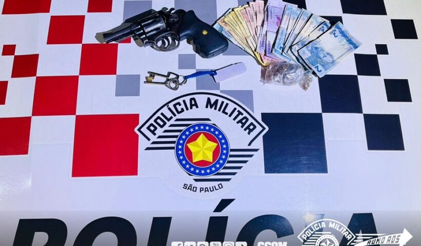 Arma, dinheiro e drogas apreendidas. Polícia prende homem por dupla tentativa de homicídio, em Cruzeiro